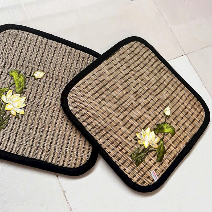 Đệm lót ghế cói thêu hoa sen vàng