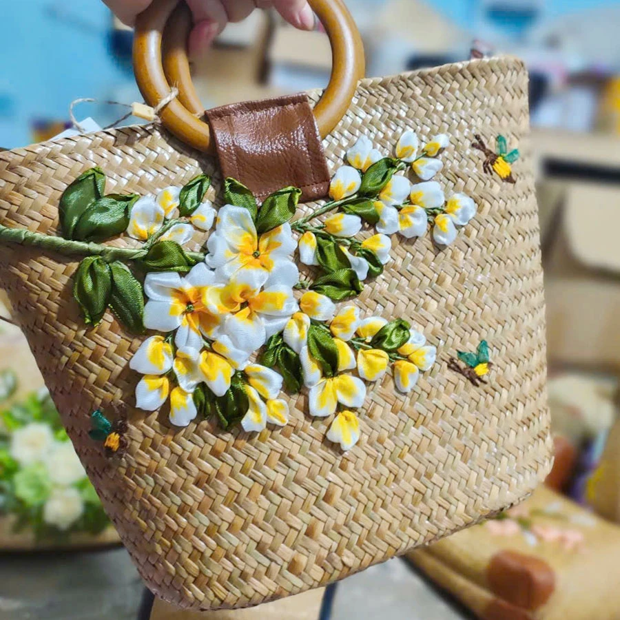 Túi cói quai gỗ hoa trắng vàng