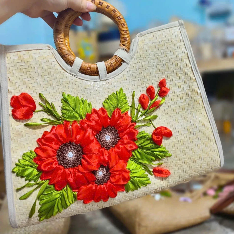 Túi cói quai mây tròn thêu hoa đỏ