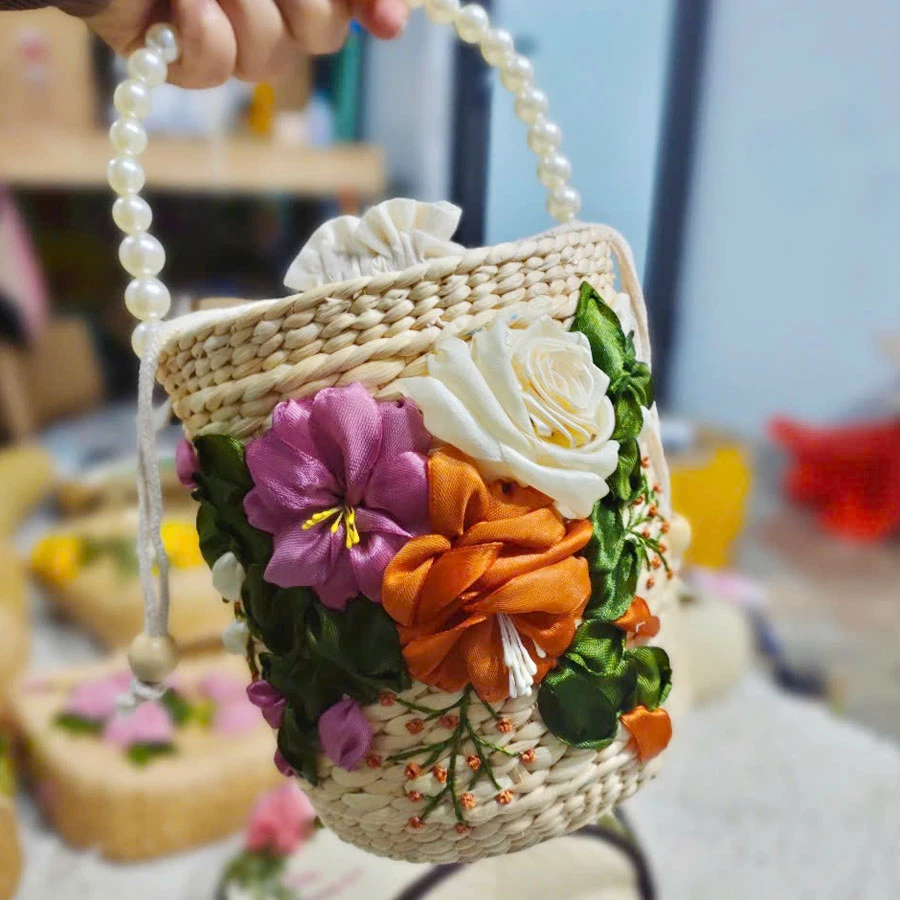 Túi cói mini quai ngọc trai thêu hoa