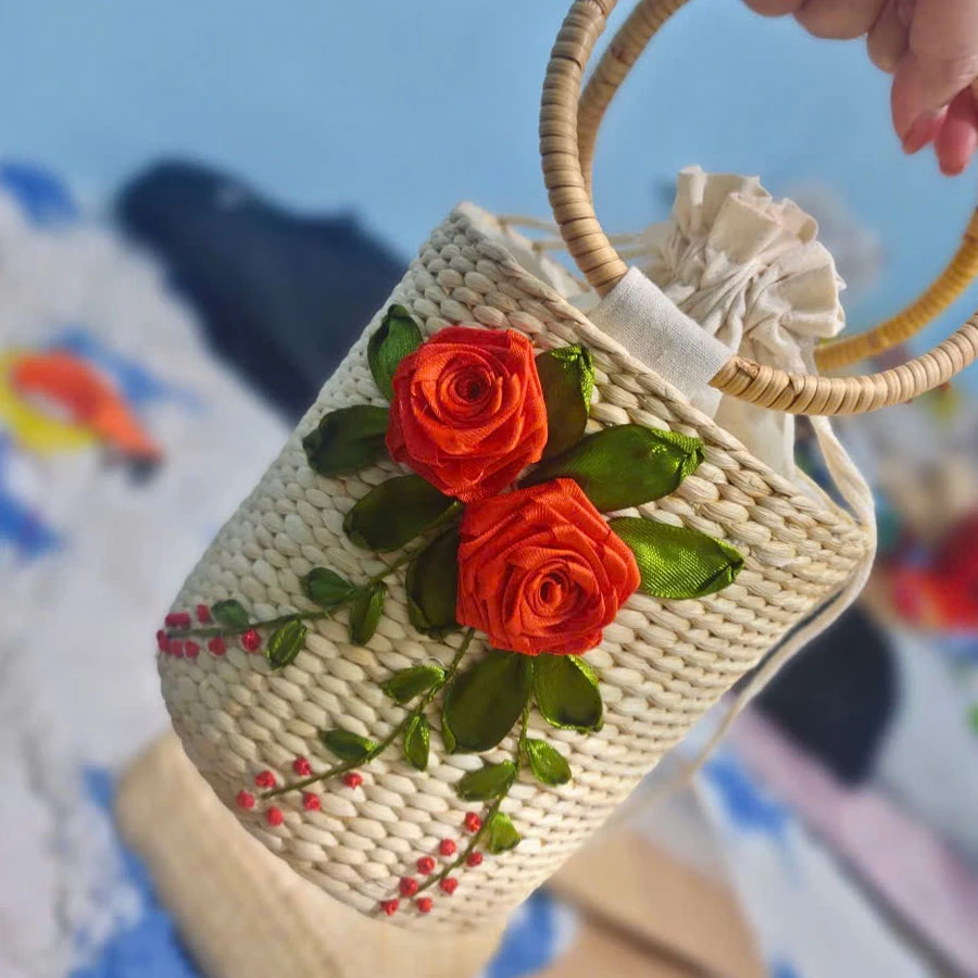 Túi cói mini quai tròn thêu hoa hồng cam