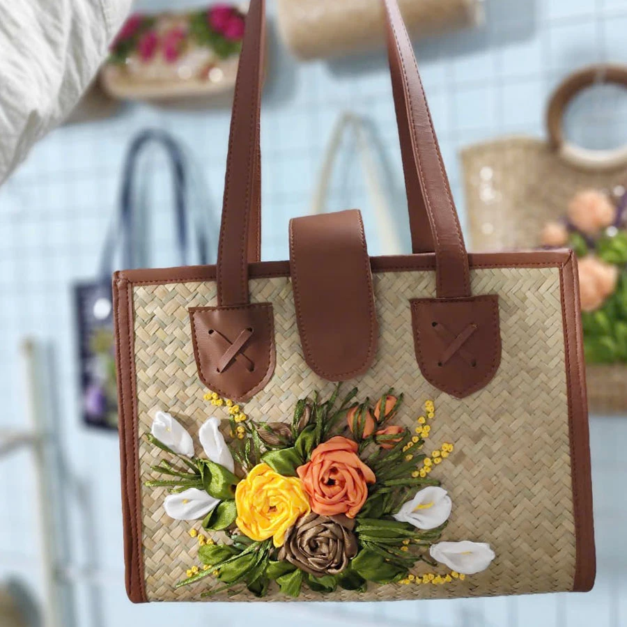 Túi cói đan viền da hoa nổi